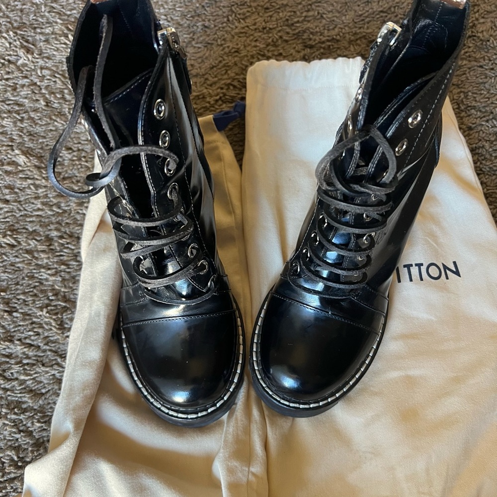 SOLD ! Louis Vuitton Star Trail Ankle Boots
